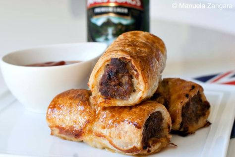 A typical Australian tucker: sausage rolls, to celebrate Australia Day! Aussie Food, Austrian Recipes, Foreign Food, Australian Food, Sausage Rolls, Australia Day, Pavlova, Cafe Food, Pork Recipes