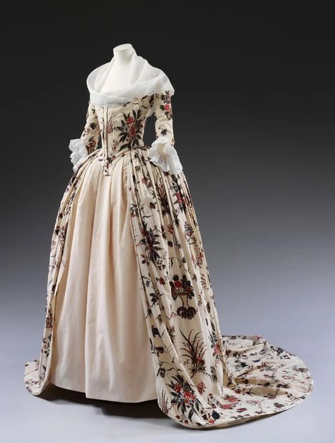 Georgian painted and dyed cotton overdress, partly lined with silk [Coromandel Coast, Indian], c. 1760–70 | Victoria & Albert Museum© 18th Century Dresses, Moda Medieval, 1700 Fashion, Gaun Abad Pertengahan, Filled Vases, Old Dress, 18th Century Dress, Open Dress, 18th Century Costume