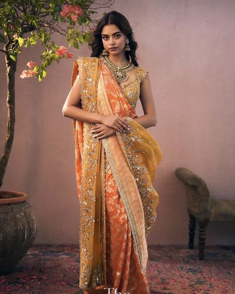 Bridesmaid Saree Indian Wedding, Saree Lehenga Style Draping, Bridesmaid Saree Indian, Elegant Royal Dresses, Saree Lehenga Style, Saree Indian Wedding, Camp Fashion, Draping Styles, Traditional Asian Dress