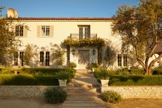 Step Inside One Family’s Historic Los Angeles Dream Home | Architectural Digest Hancock Park Los Angeles, Marc Phillips Rugs, Disc Interiors, Mediterranean Revival, Los Angeles Neighborhoods, Spanish Villa, California Vibe, Stucco Walls, Inspiring Interiors