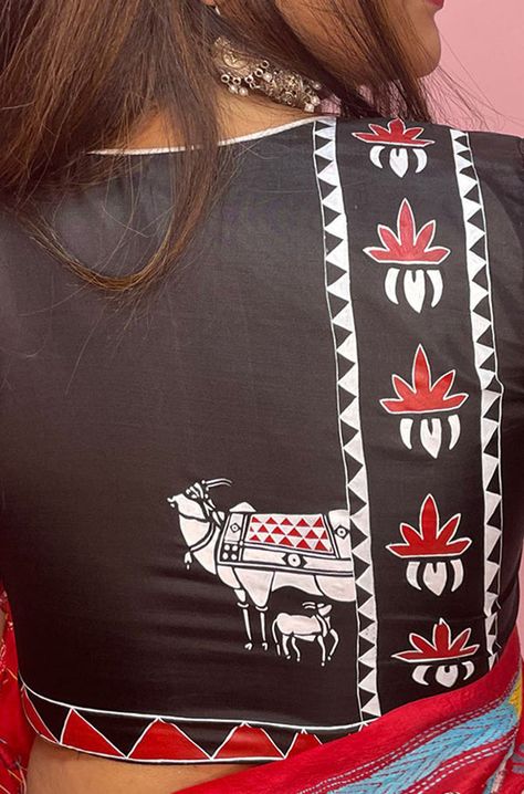 Fabric Painting On Black Cloth, Painting On Panjabi, Blouse Pattern For Navratri, Painting On Blouse Back, Fabric Painting On Blouse Back, Hand Painted Blouse Designs, Blouse Painting Designs, Fabric Painting On Kurti, Fabric Painting On Blouse