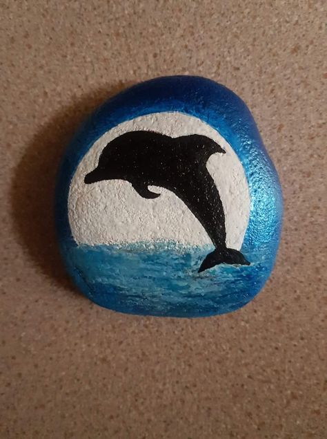 Dolphin Painted Rocks, Ocean Rock Painting Ideas, Rock Painting Ocean, Dolphin Rock Painting, Easy Rocks To Paint, Sea Rock Painting, Ocean Rock Painting, Beach Rock Painting, Beach Painted Rocks