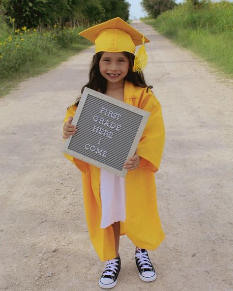 Preschool Graduation Photoshoot, Kindergarten Photo Shoot, Kindergarten Graduation Pictures, Preschool Photography, Kindergarden Graduation, Preschool Graduation Party, Fun Experiments For Kids, Cora Jade, Kindergarten Graduation Gift