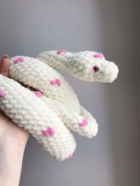 Eumoirous. Giant Crochet Snake, Crochet Snakes, Snake Crochet, Crochet Snake, Yarn Projects Crochet, Easy Crochet Animals, Cute Snake, Diy Art Projects, Blanket Yarn