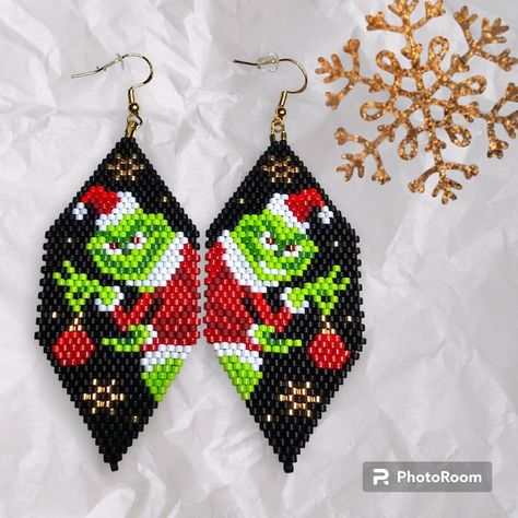 Xmas Beading Patterns, Seed Bead Grinch Earrings, Xmas Beaded Earrings, Beaded Grinch Earrings, Grinch Beaded Earrings, Seed Bead Ornaments, Christmas Earrings Diy, Miyuki Brick Stitch, Beaded Christmas Earrings