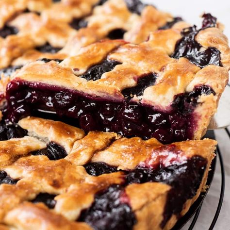 Blueberry Pie With Frozen Blueberries, Frozen Blueberry Pie, Easy Blueberry Pie, Blueberry Pie Recipe, Homemade Blueberry Pie, Buttery Pie Crust, Blueberry Pie Filling, Blueberry Desserts, Clam Recipes