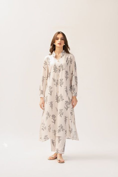 White kurti suit .Latest design of 2023 Modest Workwear, Tailor Clothes, Vahan Jewelry, Dress Design Pakistani, White Kurti, Coordinate Sets, Kurti Suit, Eastern Dresses, Stylish Kurtis Design