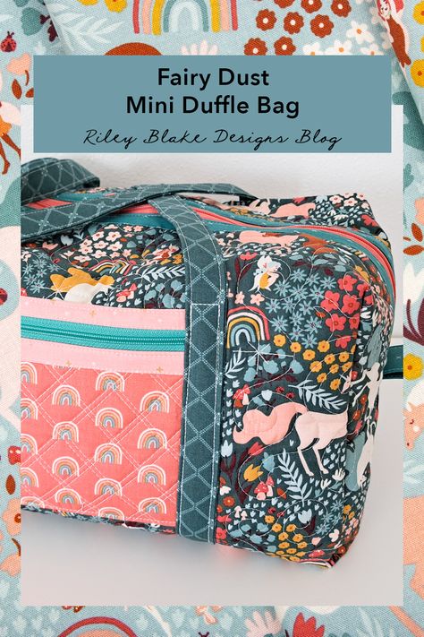 Sew a darling mini duffle bag with Center Street Quilts and Fairy Dust fabric! This is the perfect size for a soccer bag, dance bag, overnight bag, and more! Free Duffle Bag Patterns To Sew, Ballet Bag Diy, Diy Quilted Duffle Bag, Dance Bag Pattern, Easy Duffle Bag Pattern Free, Quilted Duffle Bag Pattern Free, Weekender Bag Sewing Pattern, Sewing Machine Bag Pattern Free, Small Duffel Bag Pattern