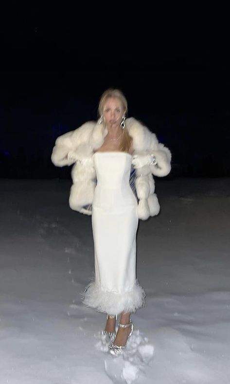 White Theme Party Outfit, White Dress With Feathers, Winter Engagement Party Outfit, Hollywood Theme Party Outfit, Winter Wonderland Dress, White Dress Aesthetic, Winter Wonderland Outfit, Winter Ball Dresses, Winter Birthday Outfit