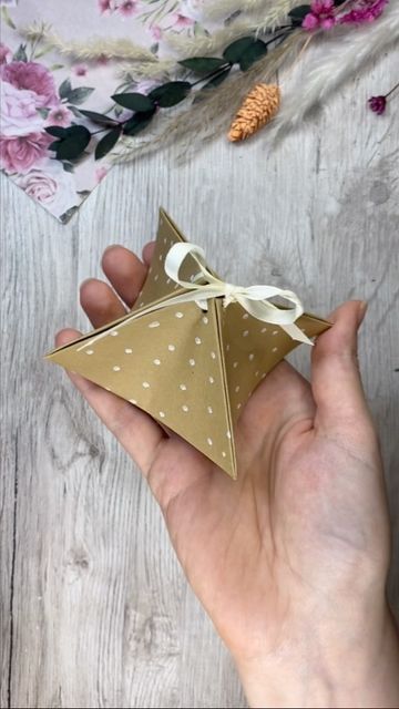 Diy Paper Boxes Easy, Gift Card Present, Gift Packing Ideas, Origami Gift Box, Recycled Paper Crafts, Christmas Gift Tags Diy, How To Make An Envelope, Gift Tags Diy, Gift Packing