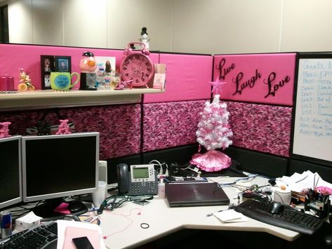 Hot Pink & Black AWESOME Cubicle Modern Cubicle Decor, Diy Cubicle Decor, Office Cubicle Decor Ideas, Cube Ideas, Cute Cubicle, Diy Desks, Cozy Cubicle, Cubicle Organization, Cubicle Ideas