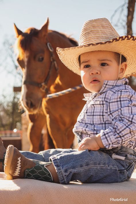 Cowboy Photoshoot Baby Boy, Baby Cowboy Photoshoot, Western Baby Pictures, 6 Month Baby Picture Ideas Boy, Birthday Photoshoot Ideas Boys, Baby Boy Cowboy, Country Baby Boy, Toddler Girl Halloween, Baby Milestones Pictures