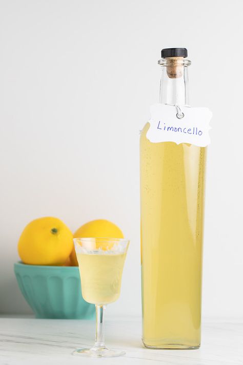 Homemade limoncello - so easy and so delicious!! Perfect for cocktails or just sipping! It also makes great gifts for your cocktail loving friends! #homemadelimoncello Homemade Christmas Gifts Food, Winter Vodka Cocktails, Vodka Cocktails Easy, Summer Vodka Cocktails, Homemade Limoncello, Easy Summer Cocktails, Homemade Liquor, Homemade Cocktails, Thanksgiving Cocktails