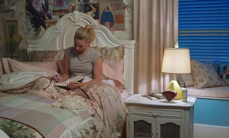 “B” is for Betty, getting caught up on her diary writing before the next episode of #Riverdale. (Even better than the premiere, IMO...)… Betty Cooper Aesthetic, House Claims, Riverdale Outfits, 90s Bedroom, Riverdale Betty, Riverdale Aesthetic, Betty And Jughead, Neon Room, Betty Cooper