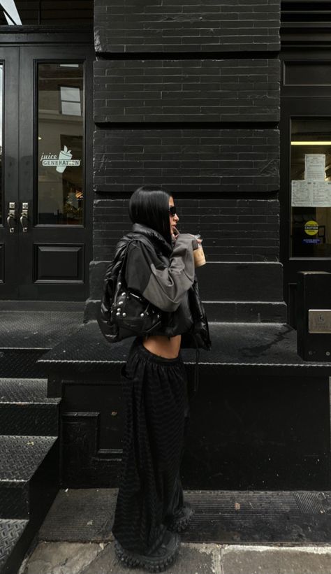 Black Chrome Outfit, Subversive Fashion Black Women, All Black Cold Weather Outfit, Go Yard Bag Outfit, Dark Feminine Street Style, All Black Feminine Outfit, All Black Streetwear Women, All Black Outfit Women, Ig Baddie Aesthetic