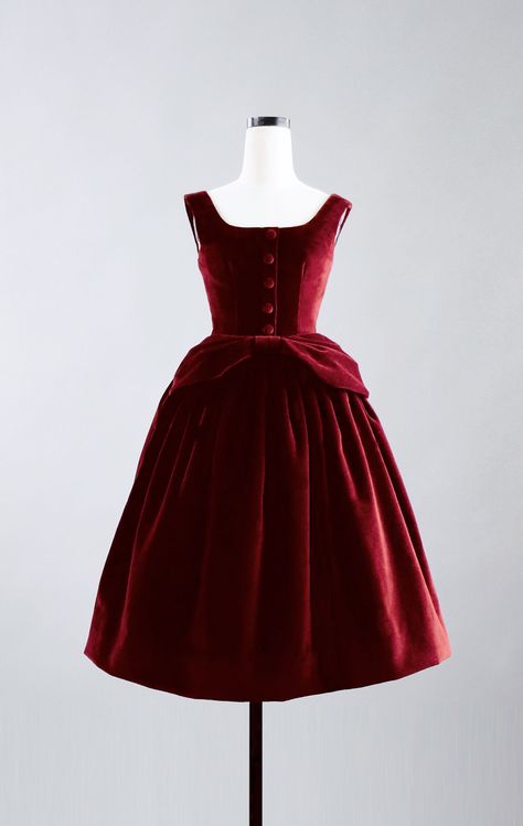 1950s Velvet Dress, Vintage Dress Styles, Christmas Outfit Dress, Fair Outfit, Character Fashion, Rose Gardens, Fair Outfits, 1950s Dresses, Girly Girl Outfits