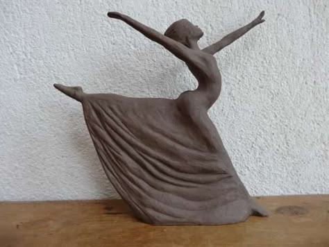 Sculpture Art Clay, Yoga Decor, Sculptures Céramiques, Paper Mache Sculpture, Tanah Liat, Ceramic Figures, Pottery Sculpture, Clay Art Projects, Ceramics Ideas Pottery