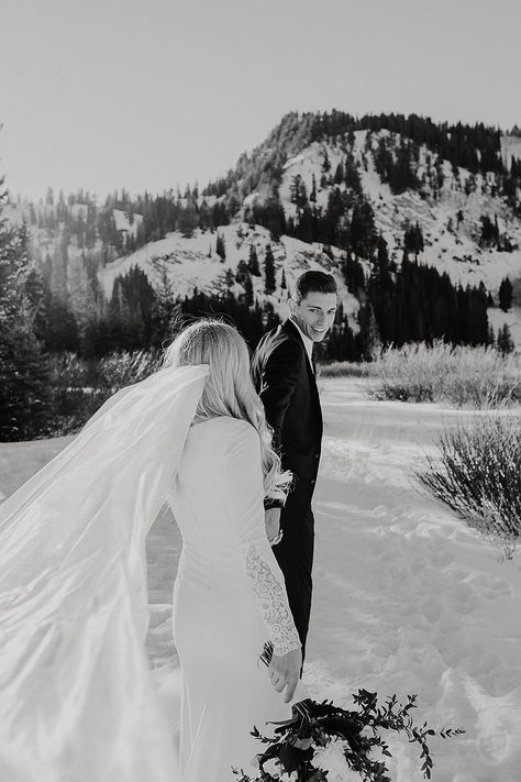 Winter Bridals / Utah Wedding Photographer » Summer Taylor Photography Snowy Wedding Photos, Black And White Wedding Winter, Winter Wedding Couple Photos, Wedding Photo Ideas Winter, Wedding Photography Winter, Winter Wedding Portraits, Winter Wedding Picture Ideas, Snow Wedding Pictures, Winter Wedding Photo Ideas