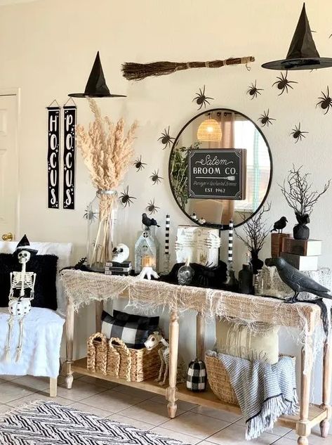 Entrada Halloween, Halloween Mirror, Halloween Entryway, Halloween Decor Diy, Halloween Decor Ideas, Halloween Witch Decorations, Boho Halloween, Halloween Room Decor, Farmhouse Halloween