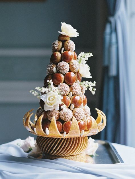 wedding croquembouche dessert adorned with white roses Healthy Wedding Cake, Fall Wedding Desserts, Cheap Wedding Cakes, Cake Alternatives, Wedding Pie, Dessert Alternatives, Cake Stand Set, Wedding Cake Alternatives, Classic Wedding Cake