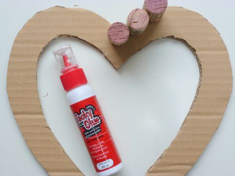 Cork Heart, Wine Cork Diy Projects, Cork Diy Projects, Cork Crafts Christmas, Diy Valentines Day Wreath, Wine Cork Wreath, Wine Cork Diy Crafts, Cork Wreath, Cork Crafts Diy