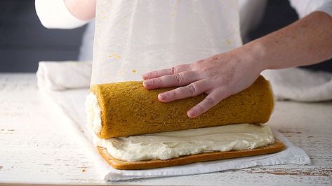 Pumpkin Roll: This recipe is next level! The cake is so airy and soft, and the filling is as light as a cloud! Like no other pumpkin roll I've ever tasted. #pumpkinroll #pumpkin #pumpkinspice #pumpkindesserts #recipeeasy #recipe #easy #cake #homemade #best #creamcheese #howtomakea #cakerecipe #creamcheesestuffed #video #filling #recipebest #moist #cinnamon #classic #halloween #howtorolla #grandmas #fall #bakingamoment Dessert Roll Recipes, Rolled Cake, Jelly Roll Cake, Pumpkin Roll Cake, Pumpkin Rolls Recipe, Chocolate Roll Cake, Roll Cakes, Swiss Rolls, Kek Lapis