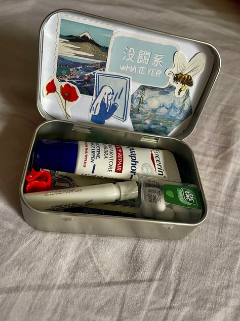 Altoids Mints, Tin Wallet, Wallet Inspiration, Mint Tin Crafts, Wallet Ideas, Altoids Tin, Altoids Tins, School Bag Essentials, Inside My Bag