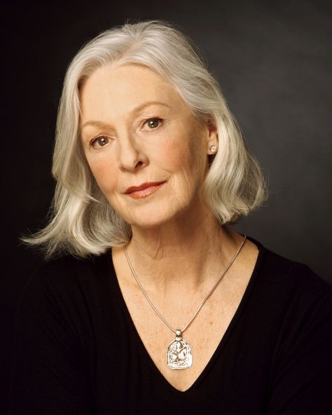 Jane Alexander is an American actress, author, and former director of the National Endowment for the Arts. Born: October 28, 1939 (age 74) Jane Alexander, Makeup For Older Women, Beautiful Gray Hair, Kevin Spacey, 50 And Fabulous, Richard Gere, Advanced Style, Ageless Beauty, Daniel Craig