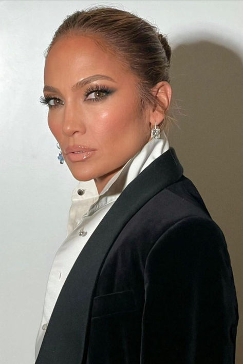 Whether on the red carpet or the gym, Jennifer Lopez proves that a slick bun is versatile and never goes out of style. Jlo Glow, Jennifer Lopez Hair, Woman Images, Pic Beautiful, Celebrity Makeup Looks, Sleek Bun, French Manicure, Radiant Skin, Beautiful Woman