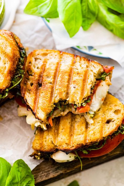 The Caprese Sandwich Recipe with Basil Pesto (Panini) perfectly balances flavors and textures. The creamy mozzarella contrasts with the juicy tomatoes, Basil Pesto Sandwich, Caprese Sandwich Recipe, Recipe With Basil, Caprese Panini, Pesto Panini, Panini Recipe, Tomato Caprese, Cottagecore Food, Mozzarella Sandwich