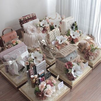 Engagement Packing Ideas For Bride, Dulang Hantaran Ideas, Hantaran Ideas, Dulang Hantaran, Wedding Gift Hampers, Hantaran Pernikahan, Wedding Sign Decor, Wedding Gift Pack, Creative Wedding Gifts