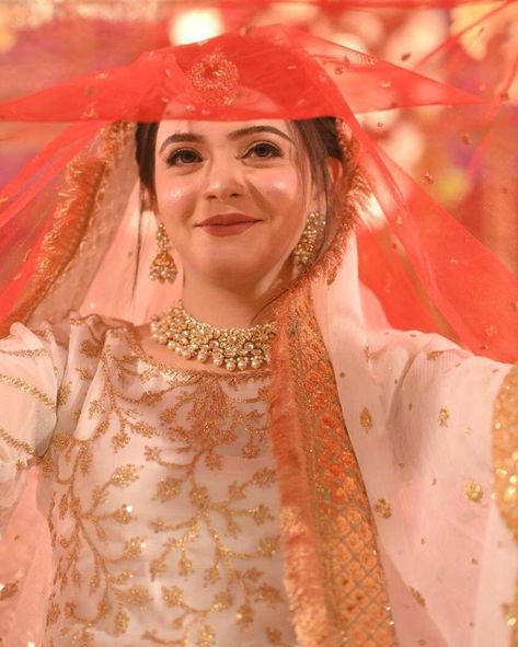 Muslim Wedding Photography, Pic Pic, Bride Photos Poses, Shadi Dresses, Bridal Photography Poses, Hania Amir, Bride Photography Poses, Bride Photoshoot, Girl Dpz