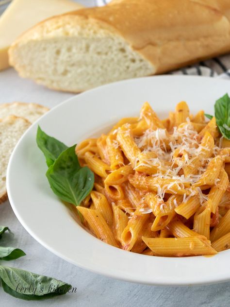 Easy Tomato Pasta Recipes, Tomato Basil Chicken Pasta, Creamy Tomato Pasta Recipes, Tomato Cream Sauce Pasta, Chicken Basil Pasta, Creamy Tomato Pasta, Tomato Pasta Recipe, Penne Alla Vodka, Chicken Spaghetti Recipes