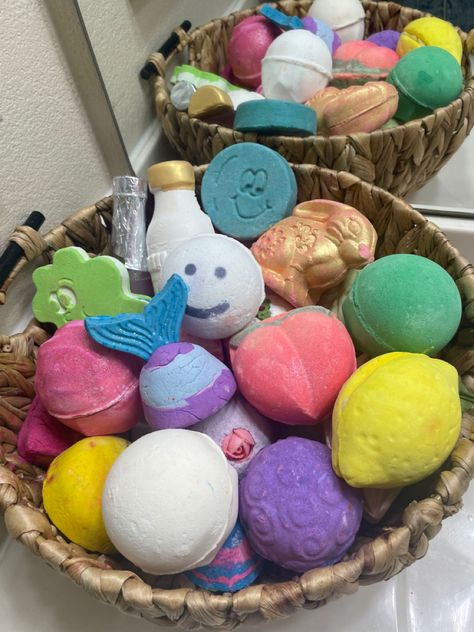 Bath bombs and bubble bars from lush 🛁 Bath Bomb Basket, Bubble Bath Basket, Bath Bubbles Aesthetic, Bath Bomb Storage Ideas Bathroom, Bathbombs Ideas, Bath Bomb Storage, Bubble Bath Aesthetic, Bath Goals, Aesthetic Bath