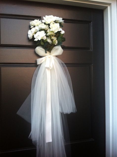 My idea, but made by mom for bridal shower. Door wedding veil made with white tool, ribbon, and flowers. Wedding Shower Door Hanger, Bride Room Decoration Ideas With Flowers, Bride Room Decoration Ideas Diy Wedding, Backyard Bridal Shower Ideas, Bridal Shower Ideas Diy, Wedding Door Decorations, Diy Bridesmaid Dress, Bridal Shop Decor, Wedding Staircase