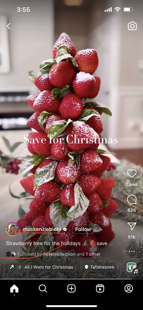 Strawberry Christmas Tree, Christmas Brunch Party, Creative Christmas Food, Fruit Tower, Strawberry Christmas, Holiday Eggnog, Christmas Themed Cake, Big Family Dinner, Christmas Savings