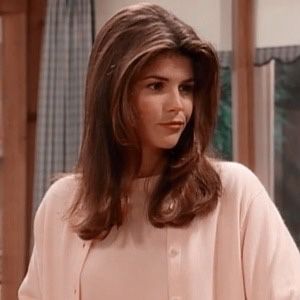 1995 Hairstyles, Becky Full House Hair, 90s Mom Hair, Becky Donaldson, Becky From Full House, 90s Brunette, Full House Outfits, Becky Full House, Y2k Movies