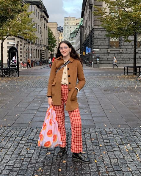 Big Vest Outfit Aesthetic, Funky Vest Outfit, Emma Chamberlain Vest, Quilted Vest Street Style, Oversized Quilted Vest, Hilma Af Klint, Lisa Says Gah, Camila Morrone, Mode Inspo