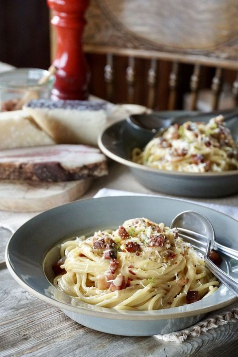 Linguine Carbonara, Italian Pork, Carbonara Recipe, Carbonara Pasta, Seasonal Ingredients, Pizza Pasta, Linguine, Creamy Sauce, Weeknight Dinner