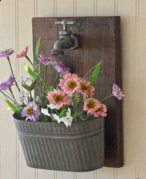 Indoor Wall Planter, Takken Decor, Wall Plants, Planting Plants, Barn Wood Decor, Diy Frühling, Wall Planters Indoor, Spring Porch Decor, Wall Faucet