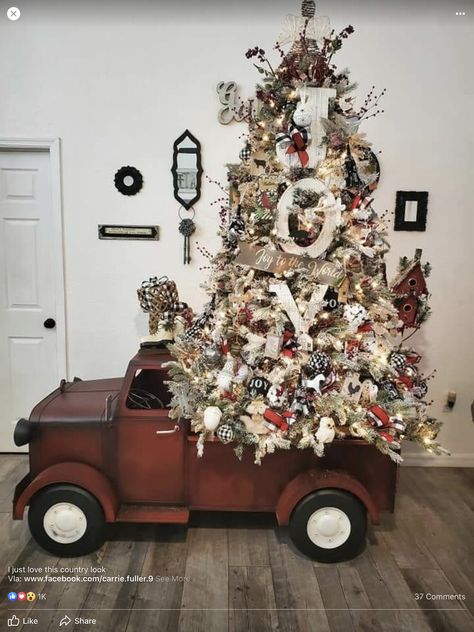 Farmhouse Truck, Country Christmas Trees, Christmas Tree Decorating Themes, Christmas Tree Truck, Farmhouse Christmas Tree, Christmas Farmhouse, Creative Christmas Trees, Christmas Tree Inspiration, Beautiful Christmas Trees