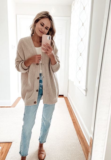 Cozy Cardigan Outfit Winter, Mid Cardigan Outfit, Light Tan Cardigan Outfit, Hamptons Outfit September, Apricot Cardigan Outfit, Mom Cardigan Outfits, Rainy Florida Outfit, Fall Work Outfits For Women Casual Jeans, Quince Cardigan Outfit