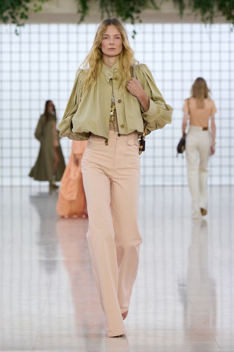 Chloe Spring/Summer 2025 - Chloe S25 - 41 Chloe 2025 Spring, 2025 Trends, Paris Street Style Spring, Chloe Fashion, Copenhagen Street Style, Fashion Trend Forecast, Trend Forecast, Summer 2025, Spring 2025