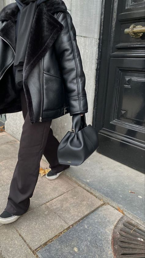 Midi Skirt Outfit Winter, Black Leather Jacket Outfit, Winter Ootd, Winter Skirt Outfit, Cold Outfits, African Fashion Modern, Outfit Mujer, Hijabi Outfits Casual, Black Outfits