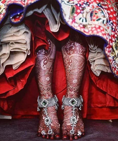 Latest #Foot #mehndi Designs For All Occasions Dulhan Payal Design, Payal Design, Payal Designs Silver, Silver Anklets Designs, Bridal Anklet, Indian Bridal Photos, Anklet Designs, Bridal Jewellery Design, Ankle Jewelry