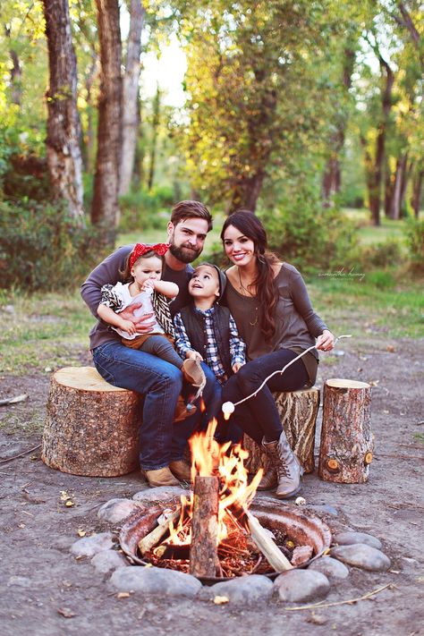 Family Camping Photography, Winter Family Vacations, Camping Photo, Photography Christmas, Retro Camping, Family Christmas Pictures, Camping Photography, Fall Family Pictures, Fire Photography