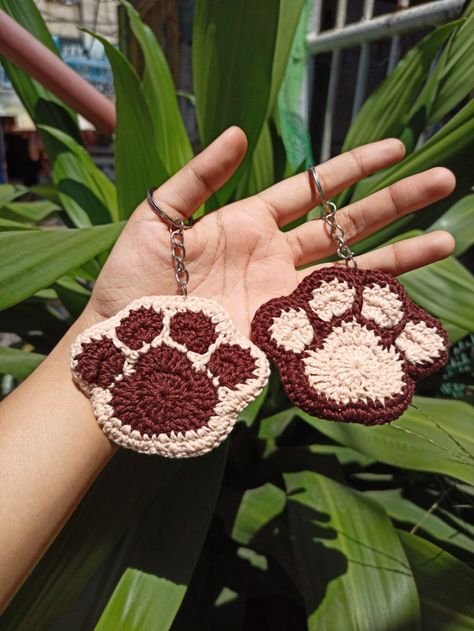 Crochet Paw Print Keychain, Crochet Paw Keychain, Crochet Paw Print, Paw Keychain, Crochet Keychains, Crochet Twist, Bracelets Patterns, Diy Friendship Bracelets Patterns, Friendship Bracelets Diy