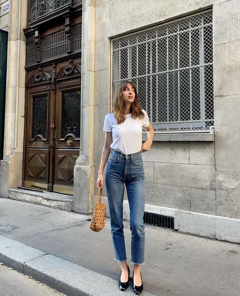 Parisian Chic Summer, Black Flats Outfit, White Tshirt Outfit, Parisian Outfit, Female Clothes Outfits, Jeans And T Shirt Outfit, Spring Summer Capsule Wardrobe, Neat Casual Outfits, Looks Jeans