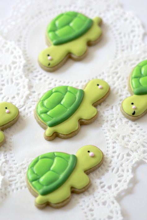 how to decorate turtle cookies Turtle Cookies Decorated, Royal Icing Cookies Recipe, Turtle Cupcakes, Cookie Icing Recipe, Turtle Baby, Cookies With Royal Icing, Turtle Cookies, Royal Iced Cookies, Turtle Cake