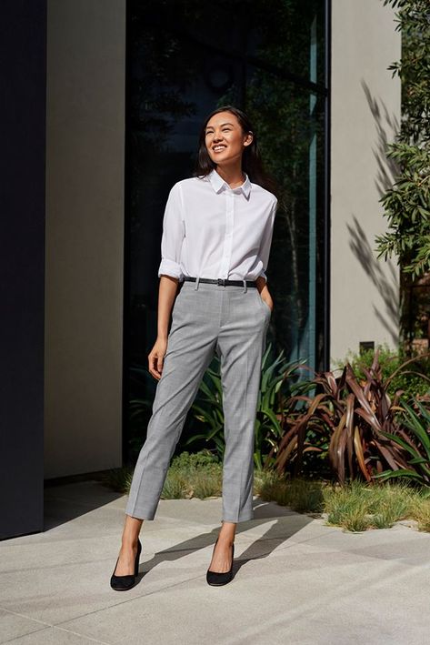 Uniqlo Look Fashionable Business Attire, Business Attire Dress, Corporate Attire Women, Womens Business Attire, Celana Fashion, Business Attire Women, Smart Casual Wear, Corporate Attire, Summer Work